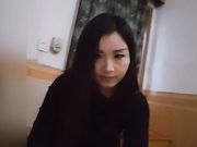 半夜小旅馆嫖妓颜值不错的气质小姐一边看着手机AV一边草她发出了奇怪的声音