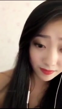 大眼睛女神御姐主播放福利热辣红唇假屌自慰挑逗然后在洗澡直播阴毛旺盛感觉小穴很紧有撸点