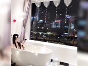 高档酒店女友过生日鲜花配美女