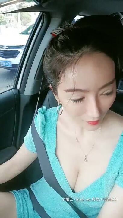 御姐少妇开车户外发骚跟大哥找了个公厕啪啪