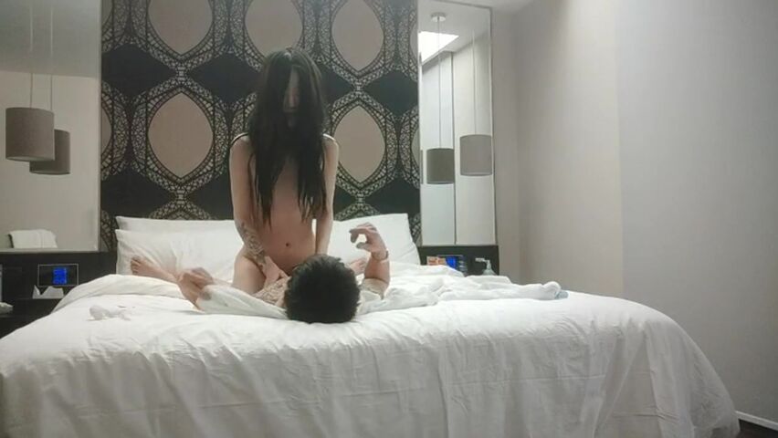 小姐姐花臂纹身细长美腿骑乘猛操的啪啪水声
