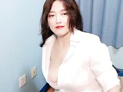 爆乳大白兔从床下草到床上浪叫呻吟01