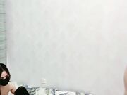 大哥强扒两个短裙少妇强行扒光奶子两女