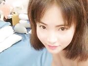 大奶小少妇床上撅着屁股塞上肛塞狐狸尾巴