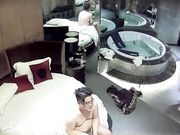 猥琐眼镜胖哥宾馆约炮苗条丸子头小美女阴毛稀疏口活很赞好菜让猪拱