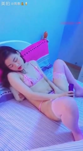 性感漂亮的姐姐自慰不满足想要被操偷偷掀开表弟被子吃硬JJ后坐上去
