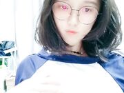 粉色奶头眼镜美少女外表甜美性格超好！张开双腿掰穴