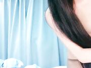 白嫩少女喜欢吃肉棒各种舔弄深喉侧入
