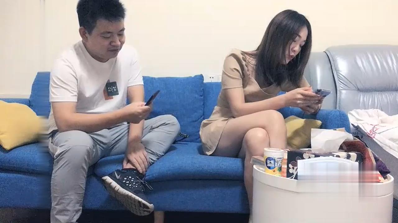 约了个黄裙妹子啪啪沙发上操口交抽插猛操