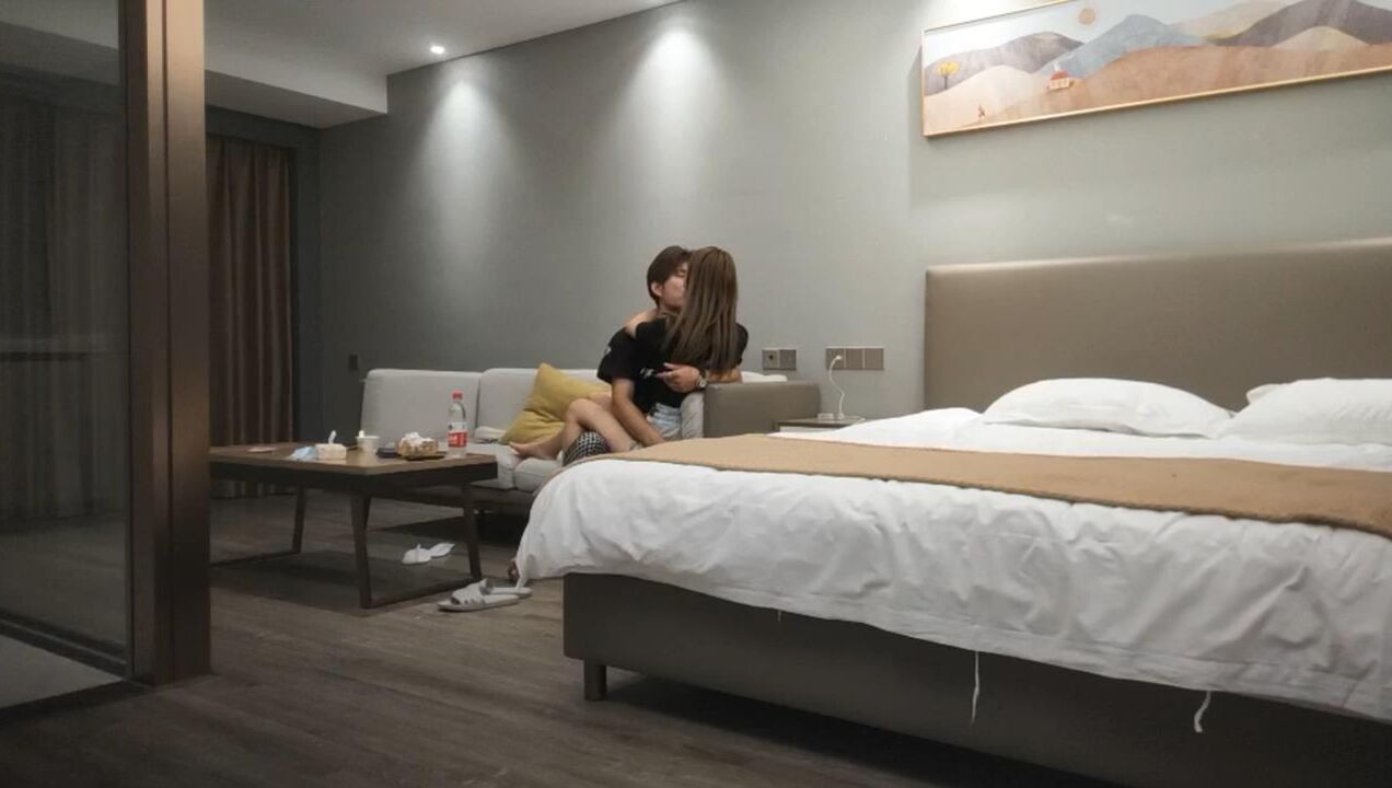日久深情帅小伙酒店操外围齐逼短裤美腿吸吮