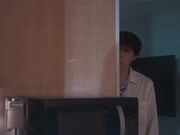我的已婚女老板的无保护透明 T 背推动了我的理性1