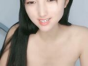 小情侣握住老公的屌上下套撸打飞机后入