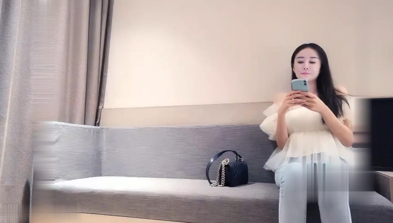 小宝寻花白衣牛仔裤甜美妹子口交舔弄上位抽插