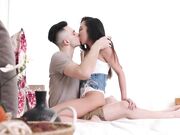 帅哥美女恋人一样的拥抱接吻摸胸吃奶脱掉内内舔逼逼各种姿势激情啪啪