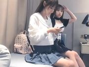 白嫩嫩妹双飞大鸡巴挨边侧入打桩呻吟不断