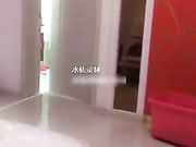 对白精彩淫荡苗条瘦小女主播太嗨了直接约3个爷们家中淫乱直播“干死你草泥马叫爸爸”堪比AV啊-1