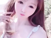 大奶美眉海边展示诱人的娇躯白虎鲍鱼超粉