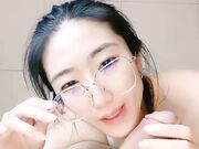 眼镜美御姐大屌炮友操肥臀舌头舔屌一脸淫骚