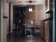 按摩师把淫爪伸进金发美女的身体