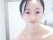 很清纯的大学美女露脸直播赚学费 洗澡诱惑跟狼友发骚