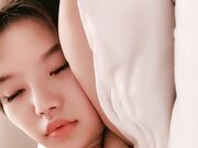 花臂纹身妹妹 睡眼蒙眬被炮友操 修长美腿吊带网袜 玩弄小穴很紧致