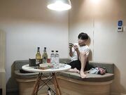 深夜找的高端外围女 颜值不错长发女神跟小哥床上玩69舔逼口交