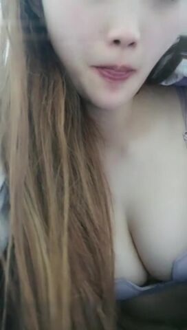 性感妹子野地脱裤子上位晃动屁股 在家被窝全裸手指摩擦逼逼自摸阴蒂闭眼享受