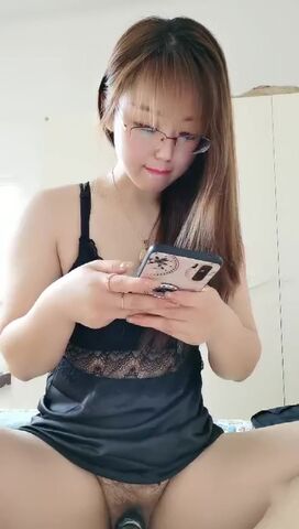 颜值好高的小清新 农村少妇性感睡衣一个人在家玩大黑牛 全程露脸肤白貌美