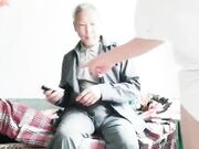 燕姐寻欢给老大爷送温暖 让大哥吃奶子舔骚逼 给大爷口交大鸡巴