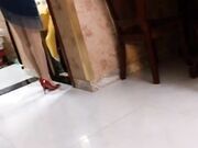 一坊超级会玩男女双人主播 勾引外卖小哥3P大秀 外卖小哥拉了好久才拉进来