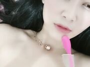 颜值不错的90后少妇  把奶子都快吸干了跳弹塞进逼里自慰呻吟 高潮冒白浆
