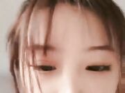 高颜值萌妹子 兜里掏出胡萝卜抽插自慰 近距离特写非常诱人