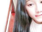 模样清纯可人的小美女 扒开衣服让狼友看清楚小美乳 小道具自慰小鲍鱼