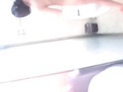 拿着淋浴喷头洗自己的小骚逼