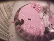 酒店情趣炮房偷拍猥琐锅盖头男和好身材妹子啪啪 战斗力不够要靠用手来满足妹子
