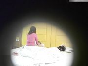 小旅馆偷拍淫骚少妇带着哺乳期儿子和胖哥偷情胖哥一边干一边手机自拍