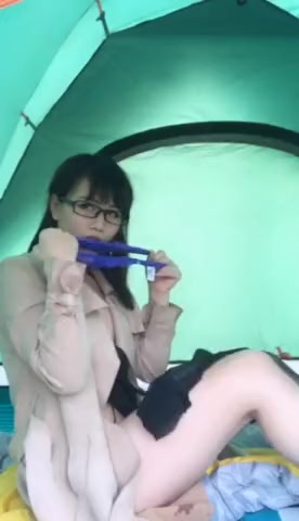 魅心主播這次在戶外搭帳篷