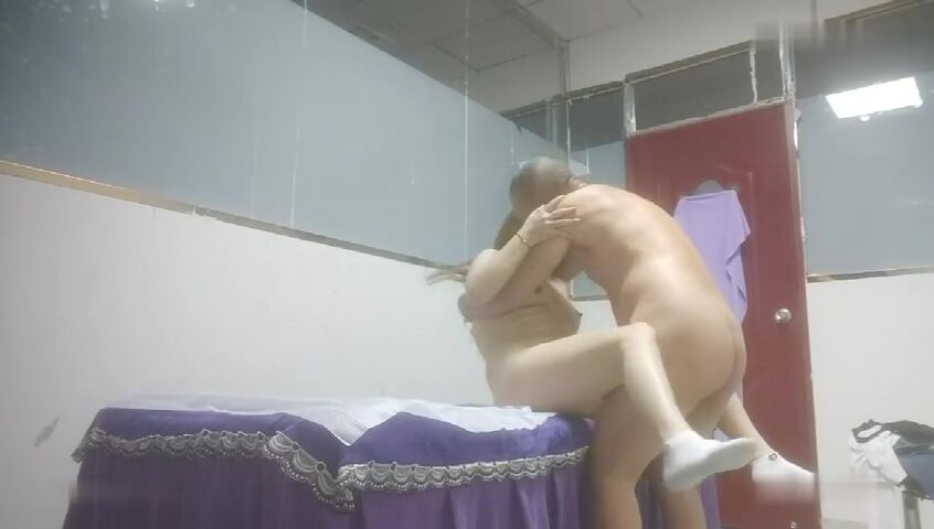 光头到街边按摩店草个染头的丰满少妇