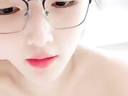 眼镜妹子过了年还是一样的套路 侧入无套啪啪打桩式玩法女上位做爱蹲下深喉