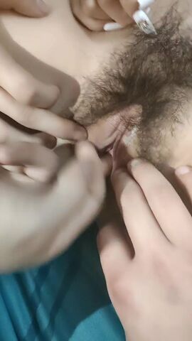 吹箫姐妹花 颜值不错的骚妹子成了小哥重点关注对象 露脸抠逼粉嫩特写展示