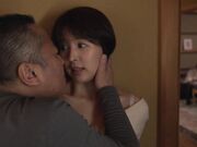 明明讨厌被公公强暴却嘴唇太敏感吻就湿的美女老婆葵つかさ 2