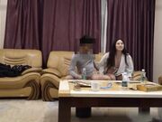 在客厅和女友微胖的闺蜜尻起了逼 没想到女友闺蜜真好哄小逼真是极品越尻越紧