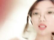 眼镜良家美女刚下海 全裸扭腰诱惑 约炮开始操逼 扶着JB捅入骚穴