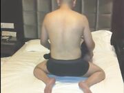 以谈公事为由约销售女经理吃饭把她灌醉带到宾馆唿唿大睡扒光各种玩弄还拔阴毛玩