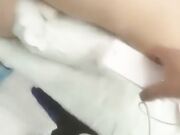 穿着可爱粉红睡衣的小女友被掀开被子 鲍鱼菊花好干净 少女青春的肉体插进去