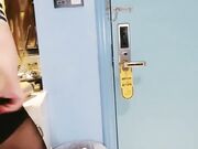 骚男带假JB洗手台后入妹子 开裆丝袜翘起屁股非常诱人