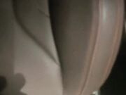 夜晚驾车户外车震！撩起裙子隔着内裤摸穴，下车扶墙后入，场面很是刺激