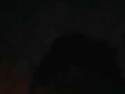 夜晚驾车户外车震！撩起裙子隔着内裤摸穴，下车扶墙后入，场面很是刺激