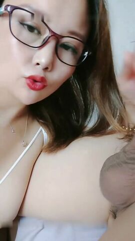 丰满白皙韵味十足的轻熟女 大姨妈来了 只能给口了 舔蛋蛋 骚气十足