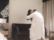 小骚货穿着高跟鞋扒开大长腿举在空中疯狂输出骚逼 干的妹妹呻吟不止